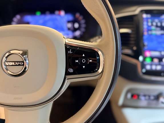 Volvo XC90 10 of 30