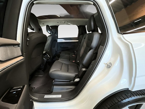 Volvo EX90 10 of 16