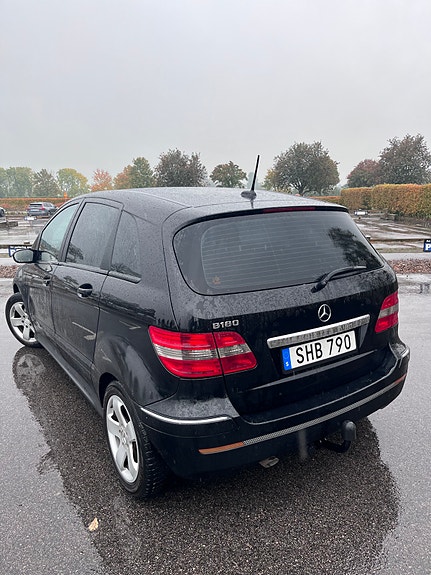 Mercedes-Benz B 180 2 of 6