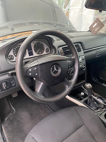 Mercedes-Benz B 180 4 of 6