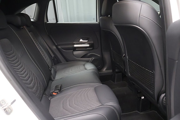 Mercedes-Benz GLA 180 12 of 19