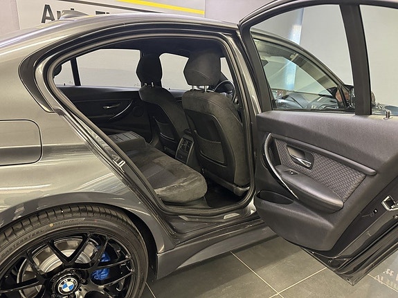 BMW 320d 12 of 23