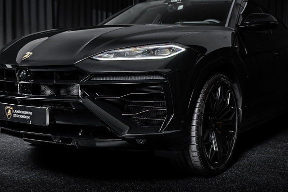Lamborghini Urus 3 of 21