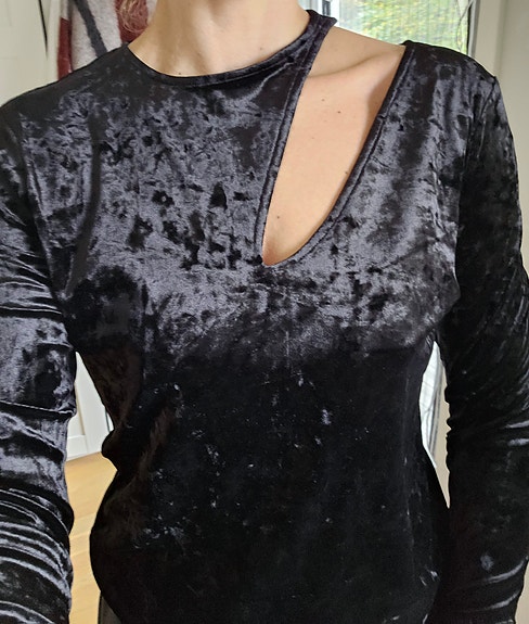 Lindex svart sammetsliknande topp med cut-out