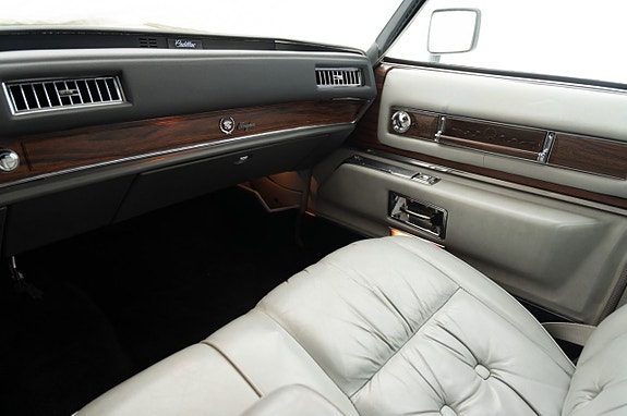 Cadillac Fleetwood Brougham 11 of 21