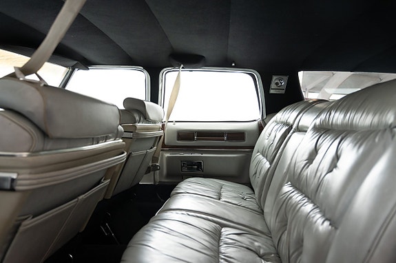 Cadillac Fleetwood Brougham 15 of 21