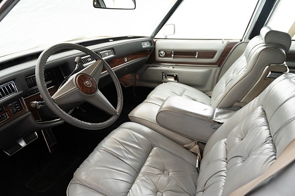 Cadillac Fleetwood Brougham 8 of 21