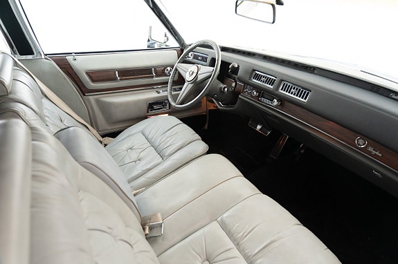 Cadillac Fleetwood Brougham 10 of 21