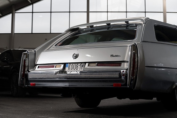 Cadillac Fleetwood Brougham 5 of 21