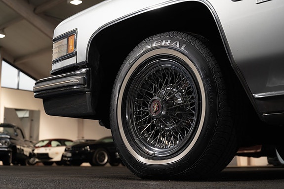 Cadillac Fleetwood Brougham 18 of 21
