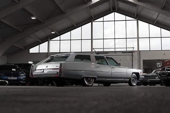 Cadillac Fleetwood Brougham 2 of 21