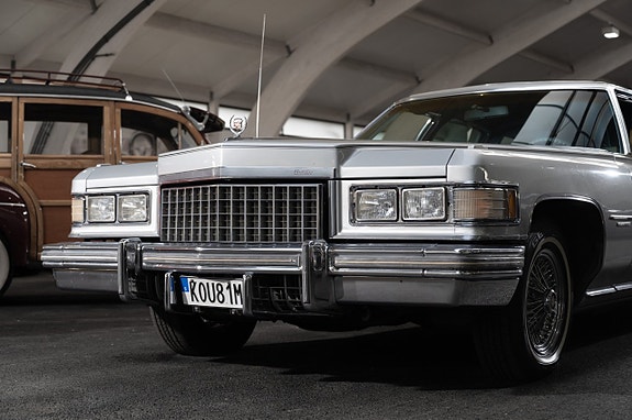 Cadillac Fleetwood Brougham 6 of 21