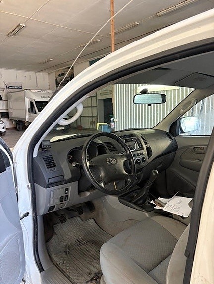 Toyota HiLux 8 of 12