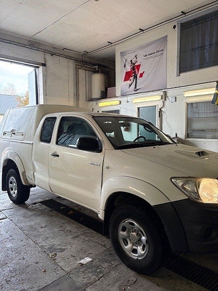 Toyota HiLux 2 of 12