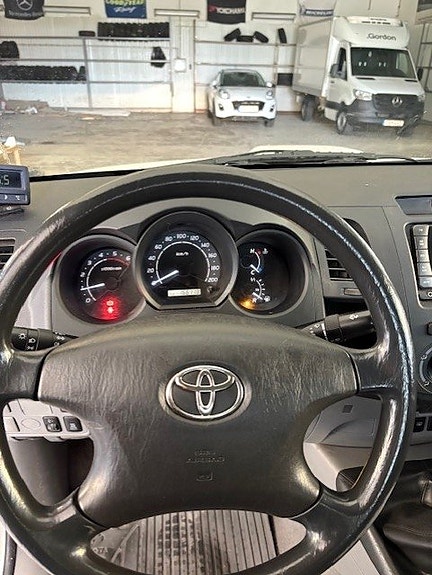 Toyota HiLux 10 of 12