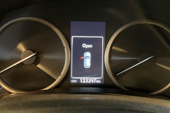 Lexus NX300h 13 of 22