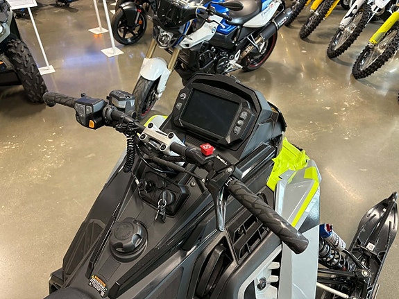 Polaris INDY XCR 9R 136" 7S El-start 4 of 4