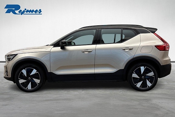 Volvo XC40 3 of 28