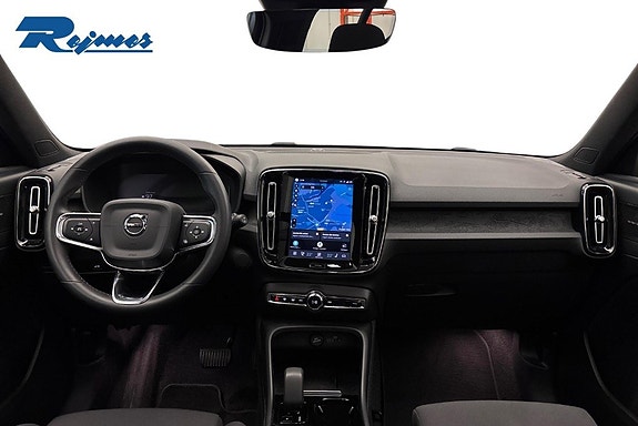 Volvo XC40 2 of 28
