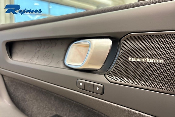 Volvo XC40 16 of 28
