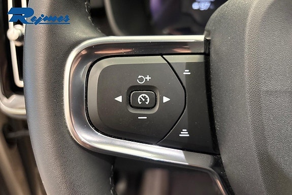Volvo XC40 10 of 28