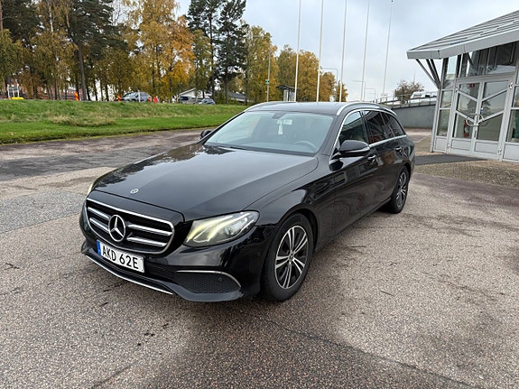 Mercedes-Benz E220 2 of 12