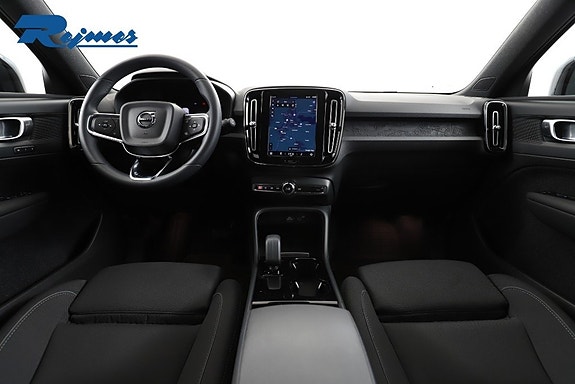Volvo XC40 2 of 23