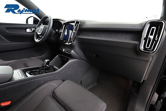 Volvo XC40 5 of 23