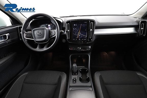 Volvo XC40 2 of 28