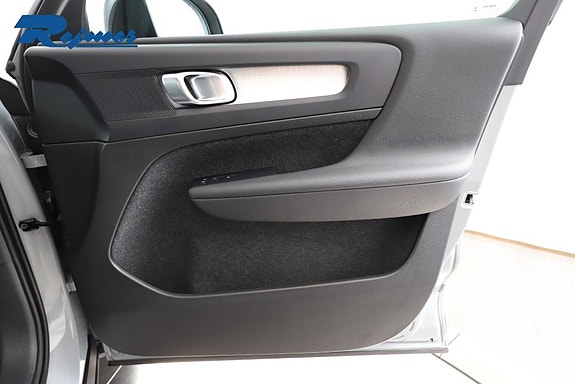 Volvo XC40 13 of 28