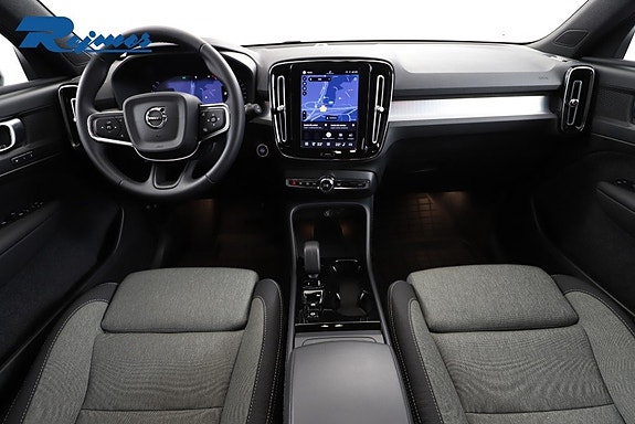 Volvo XC40 2 of 28