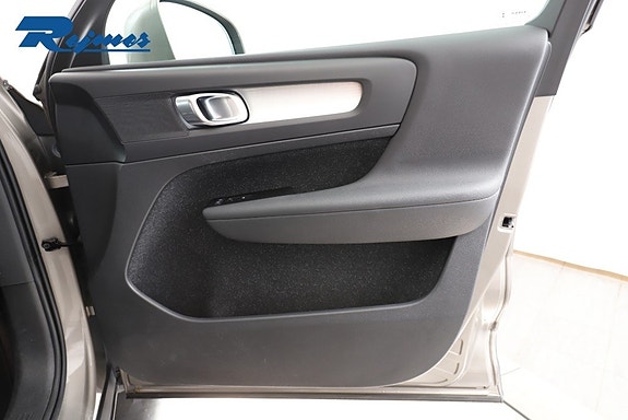 Volvo XC40 13 of 29