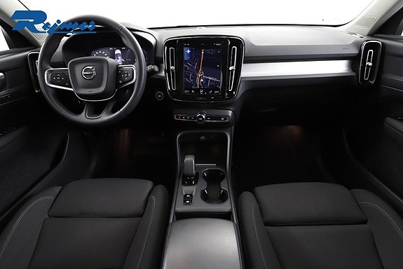 Volvo XC40 2 of 29