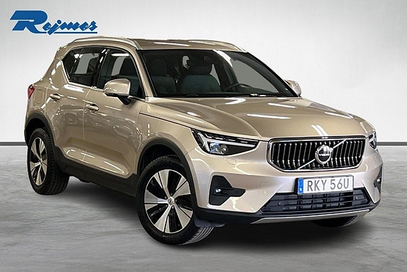 Volvo XC40 3 of 17