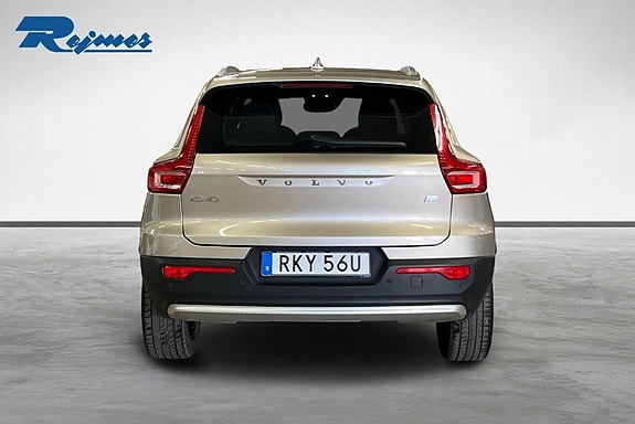 Volvo XC40 11 of 17