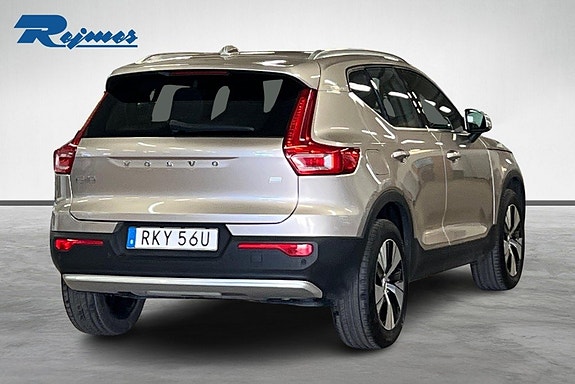 Volvo XC40 2 of 17