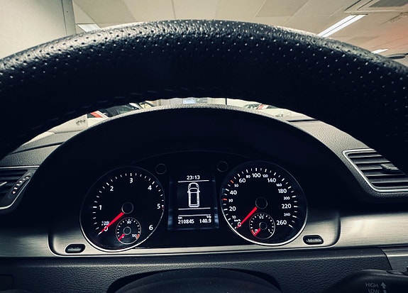 Volkswagen Passat 13 of 24
