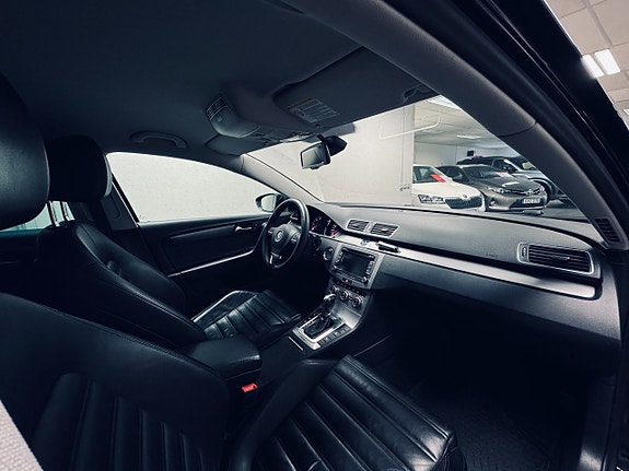 Volkswagen Passat 9 of 24