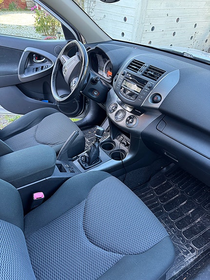 Toyota RAV4 5 of 10