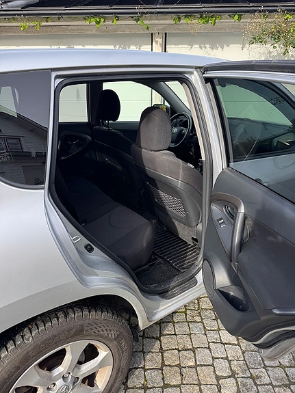 Toyota RAV4 8 of 10