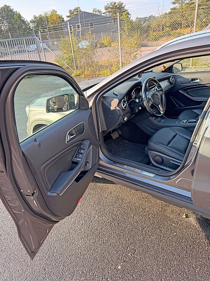Mercedes-Benz GLA 220 4 of 15