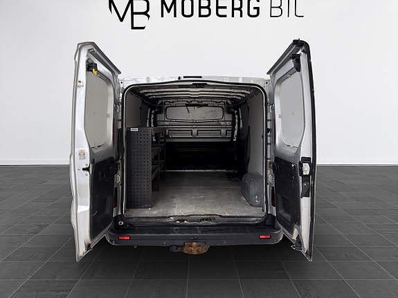 Nissan NV300 8 of 17