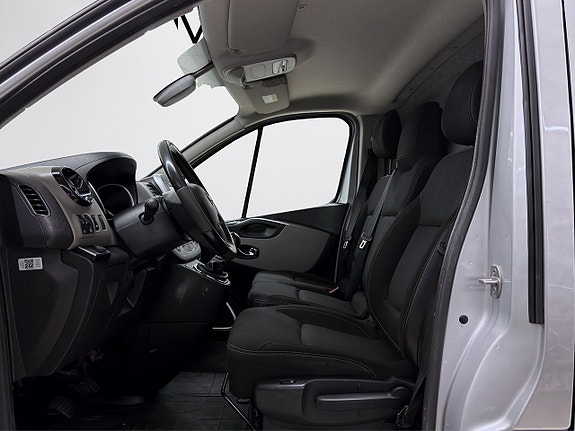 Nissan NV300 10 of 17