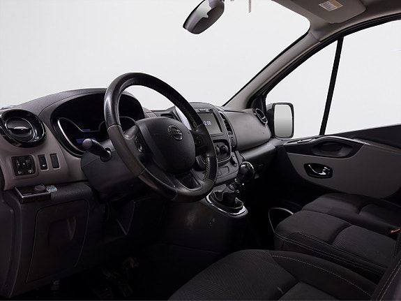Nissan NV300 11 of 17