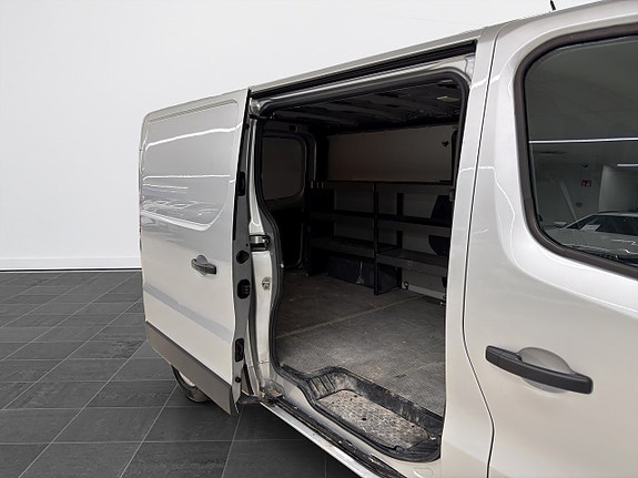 Nissan NV300 9 of 17
