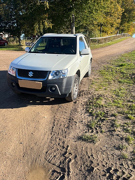 Suzuki Grand Vitara 2 of 4