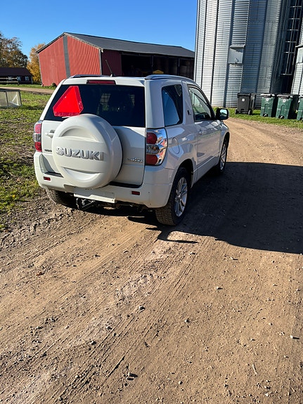 Suzuki Grand Vitara 3 of 4