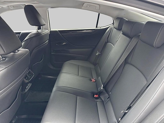 Lexus ES300h 7 of 16