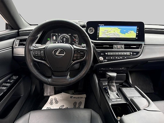 Lexus ES300h 8 of 16