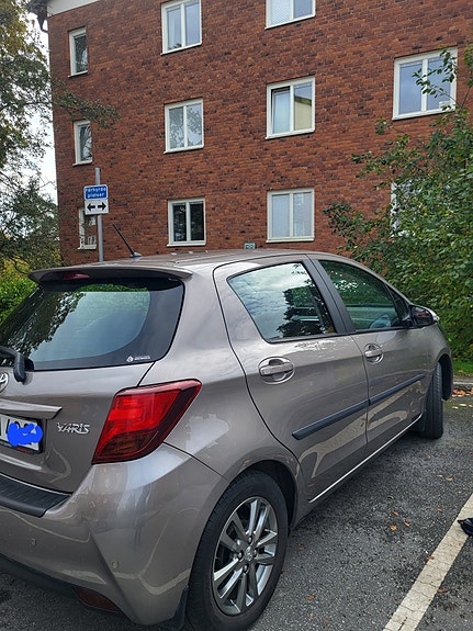 Toyota Yaris 3 of 5